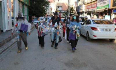 Tiyatro grubundan çevre kirliliğine dikkat çekmek için ilginç eylem