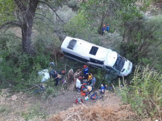 Tunceli’de tur minibüsü uçuruma yuvarlandı: 18 yaralı
