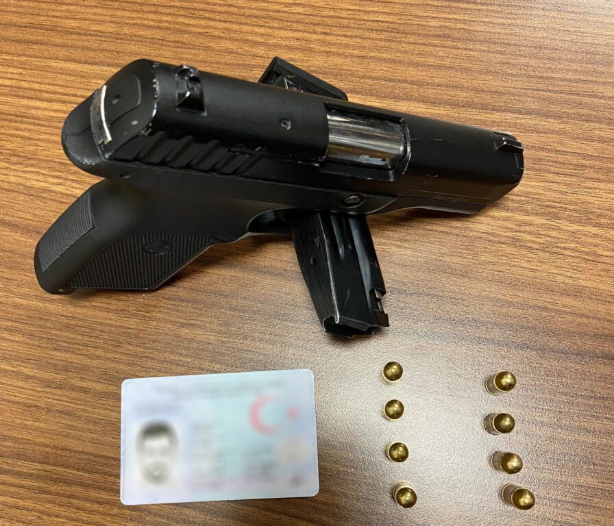 Sancaktepe’de ruhsatsız tabancalar çakar denetimine takıldı