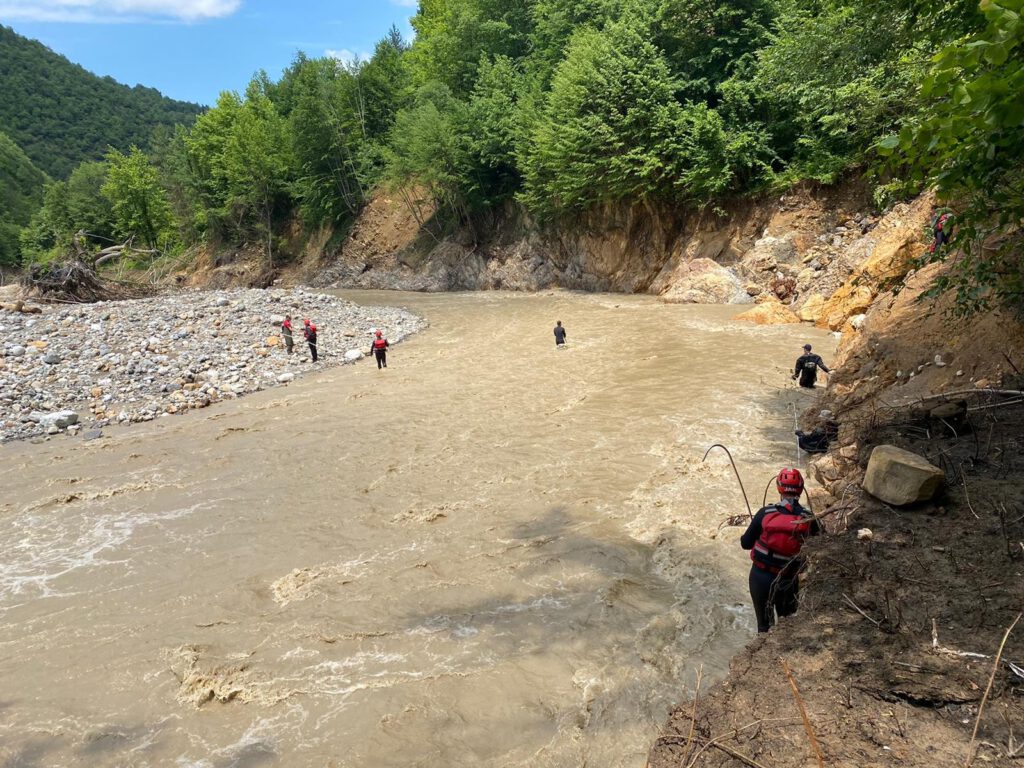 Selde kaybolan genç, 37 kilometrelik mesafede aranıyor