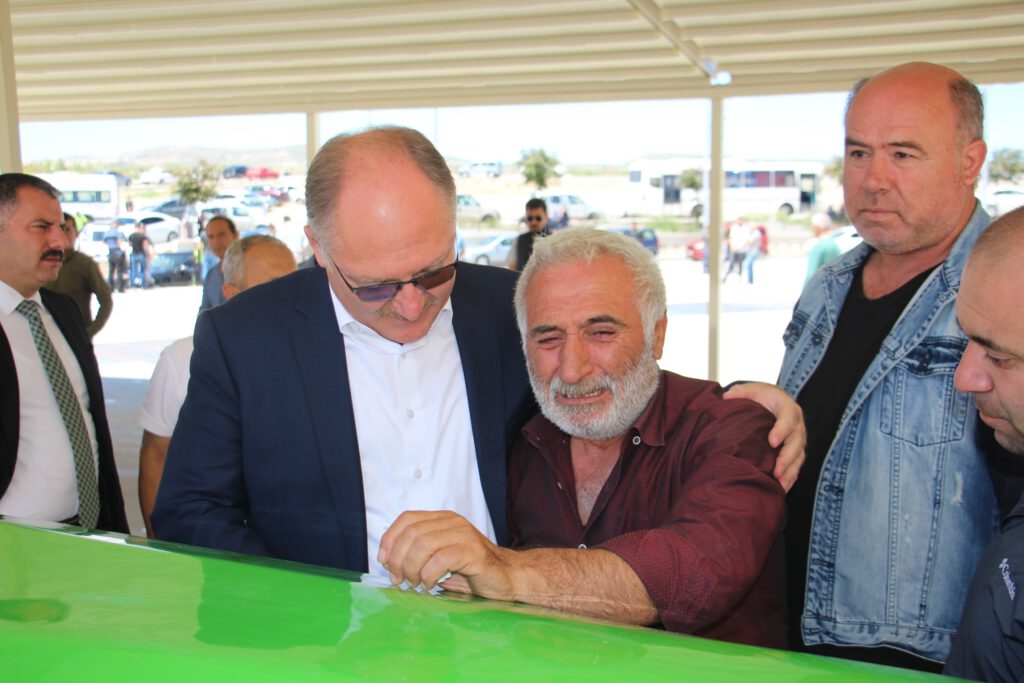 Trafik kazasında ölen çift gözyaşları içerisinde defnedildi