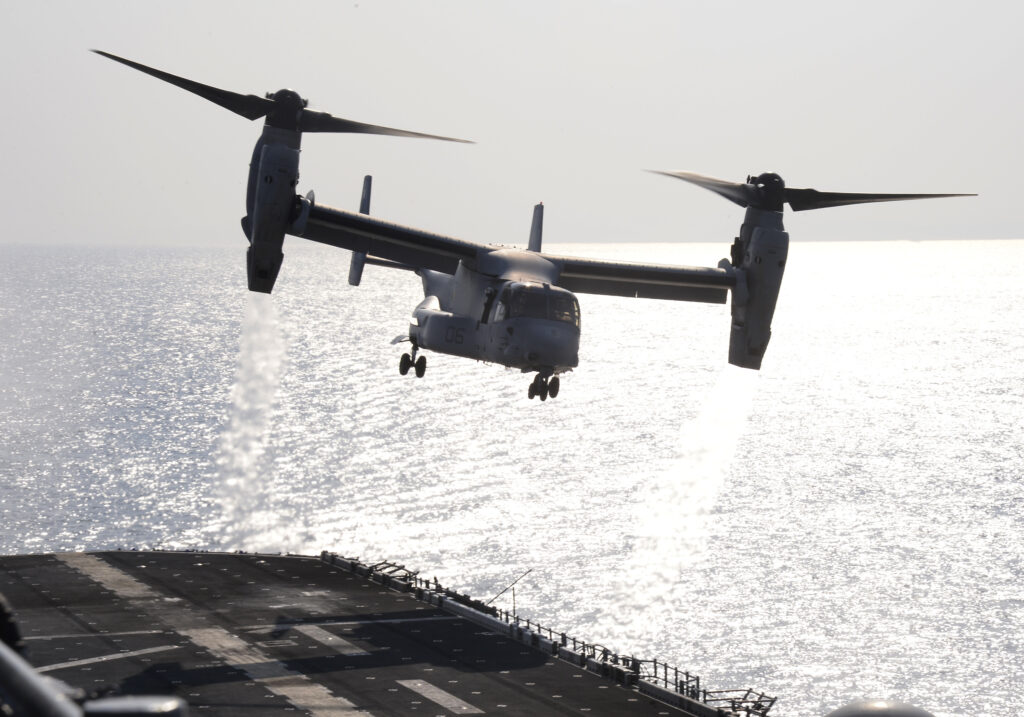 ABD savaş gemisine iniş yaptığı sırada düşen askeri uçağın görüntüleri ortaya çıktı