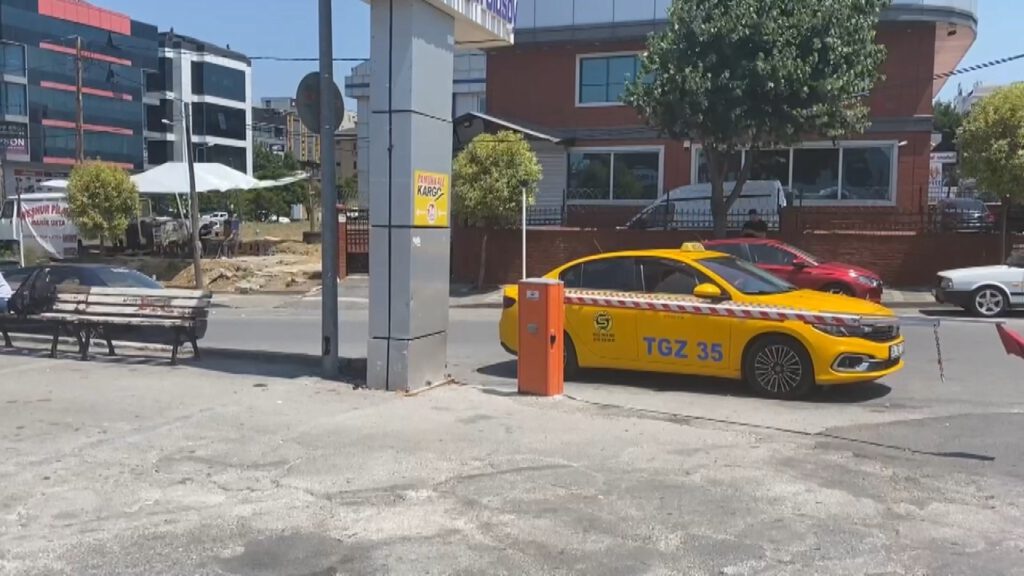 Ümraniye’de taksi durağını birbirine kattı: Çay döktü, kafa attı