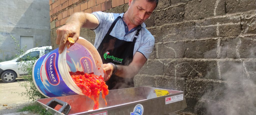 Salça zamanı telefonu susmuyor