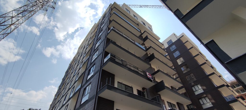 Yeni taşındıkları evlerinde elektriksiz kaldılar