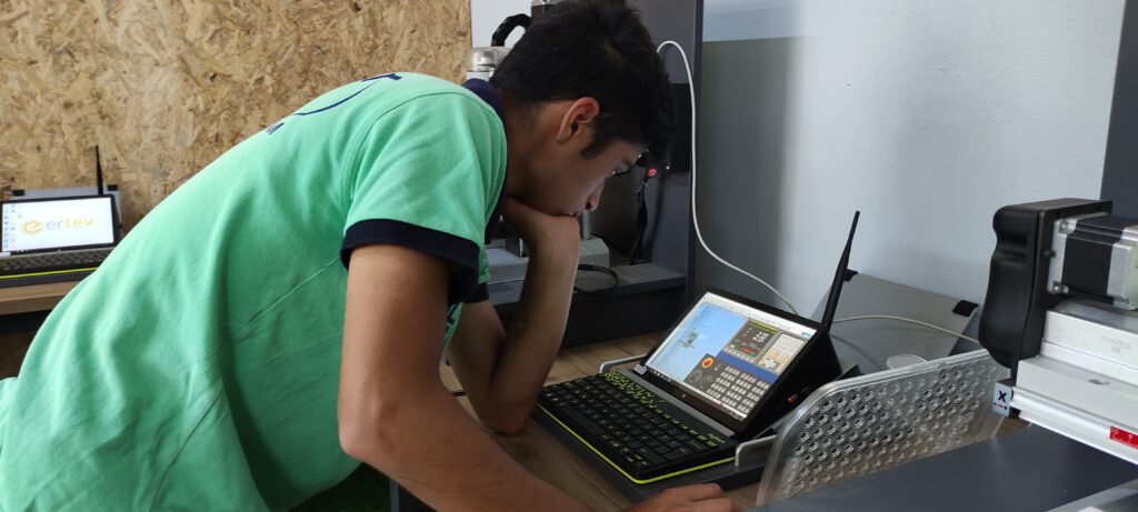 Liseli öğrenciler kendi dronlarını kendileri üretiyor