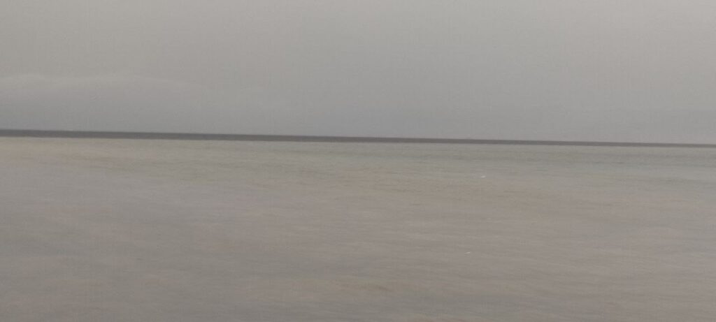 Sağanak yağış denizin rengini değiştirdi