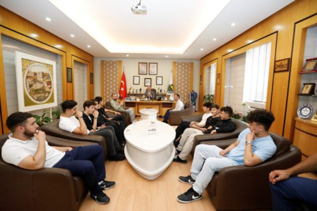 İngiltere’de yaşayan Türk öğrenciler, kültürlerini öğreniyor