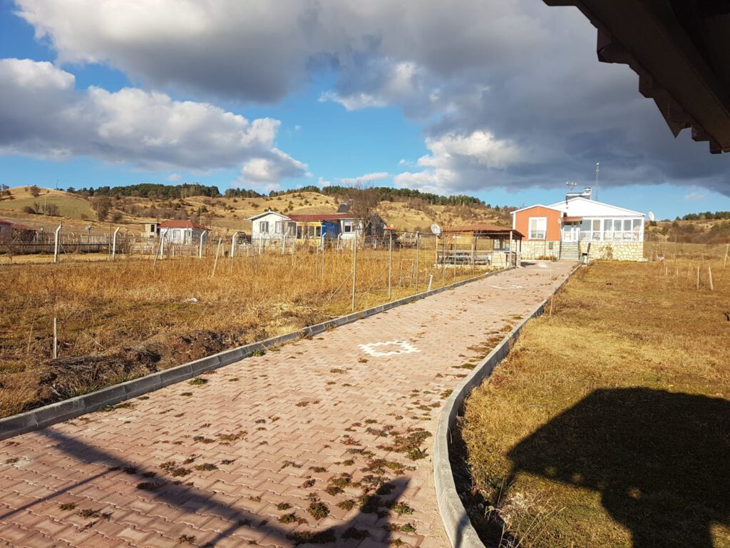 Karacabey Hotanlı’da 18.154 m² tarla ve üzerindeki 9 adet yapı satılıktır