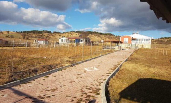 Karacabey Hotanlı’da 18.154 m² tarla ve üzerindeki 9 adet yapı satılıktır