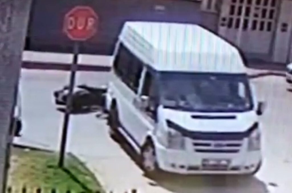 Motosiklet düğün konvoyundaki minibüse çarptı