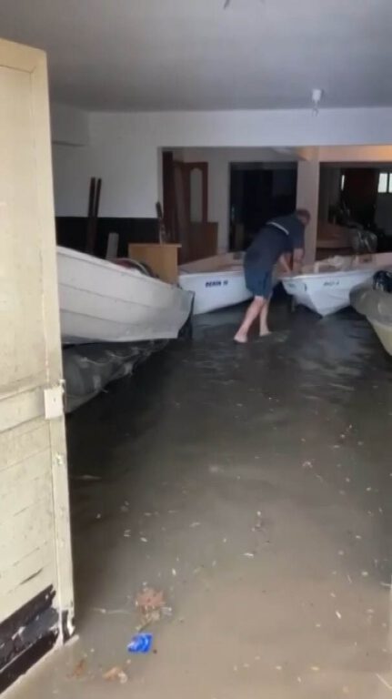 Tekneler denizde değil depoda yüzdü