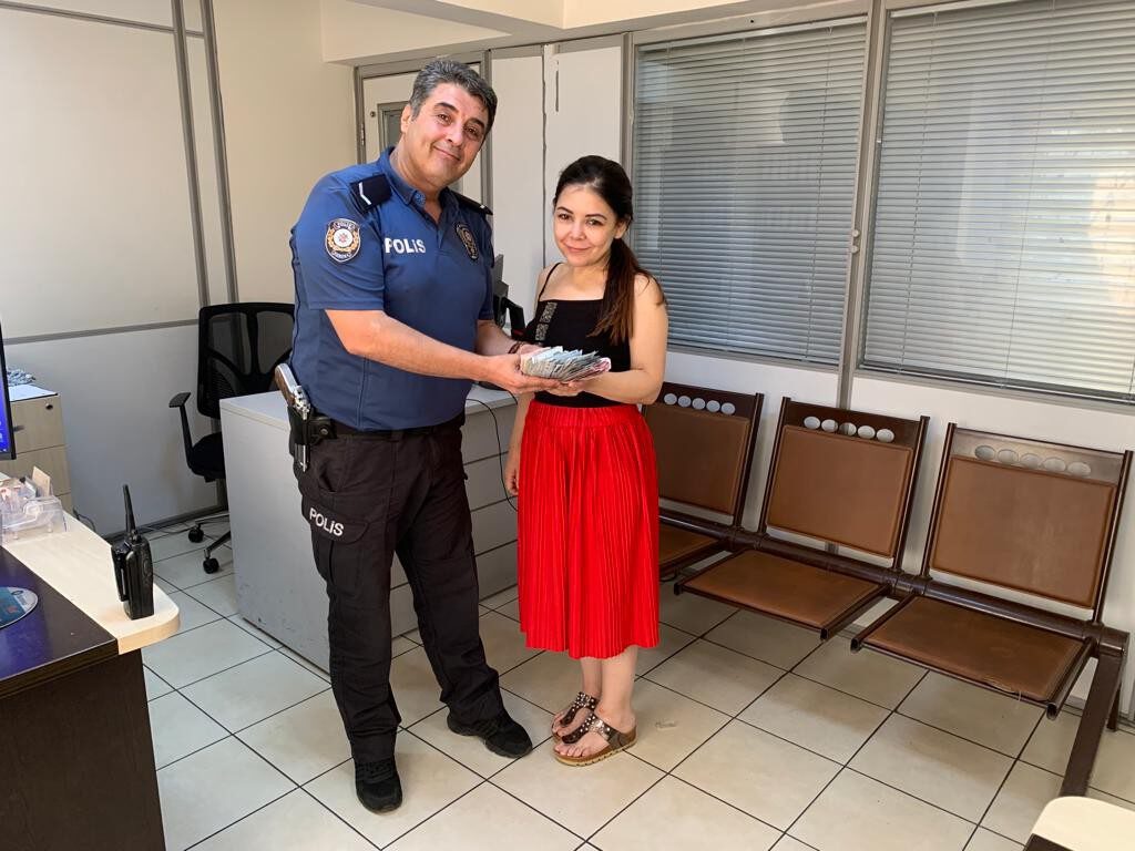 Temizlik görevlisinden alkışlanacak hareket