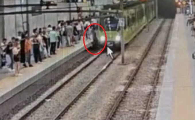 Metronun önüne atlayan şahıs yürekleri ağza getirdi