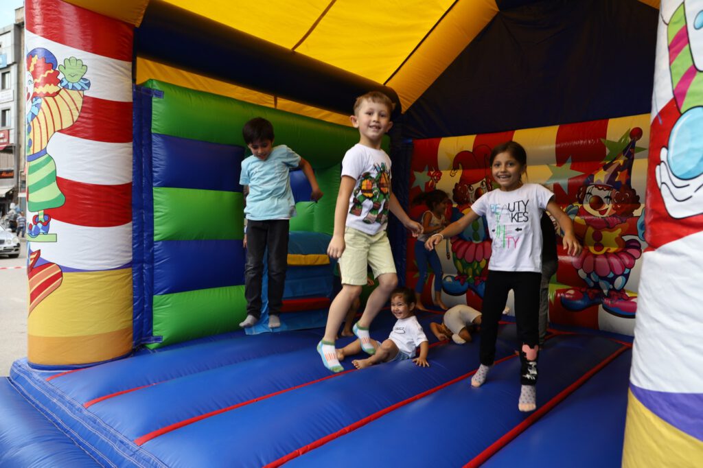 Bir tır dolusu oyun Orhaneli’nde