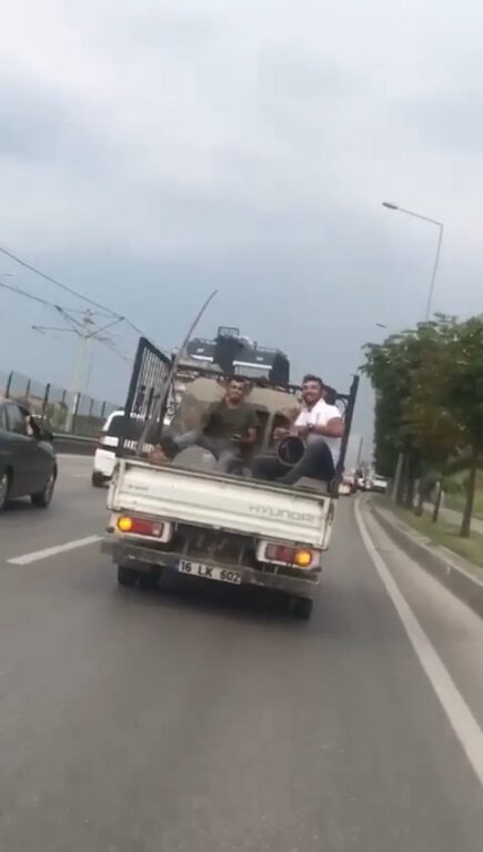Kamyonet arkasında tehlikeli yolculuk