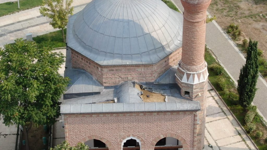 Hırsızlar caminin kurşunlarını çaldı