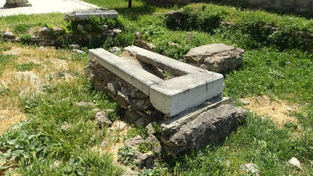 İznik’te Osmanlı’ya ait mezar kalıntıları gizemini koruyor