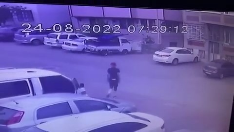 Kamyonette çalacak bir şey bulamayınca eve girdiler