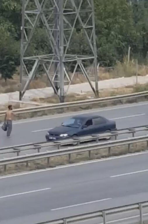 Çevre yolunda araçların arasında ölüme meydan okudu..