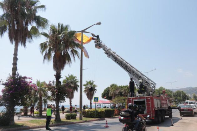 Alçak irtifa uçan paraşütçü aydınlatma direğine takıldı