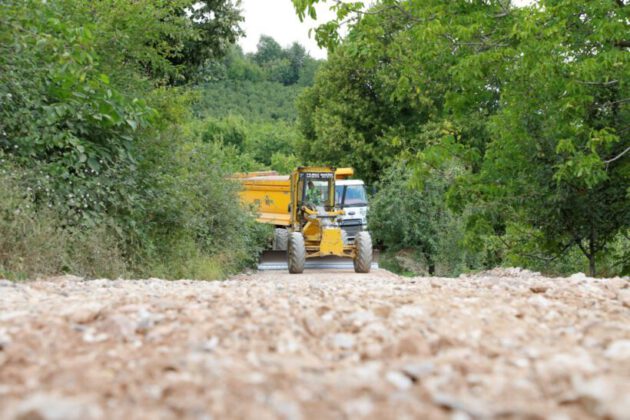 İnegöl’de kırsal mahallelere 20 kilometre arazi yolu