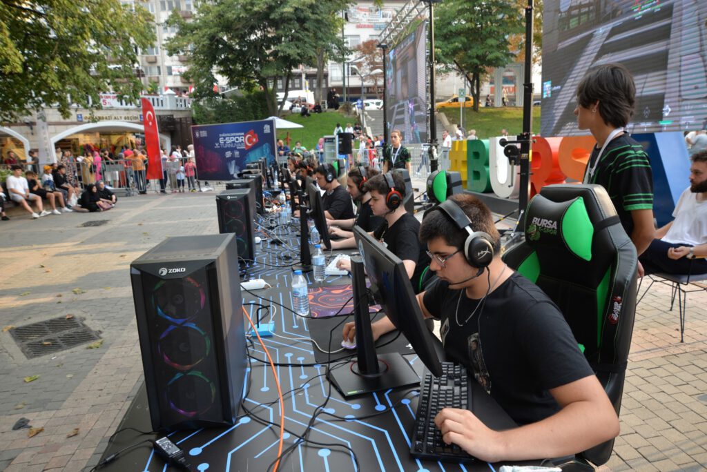 Zafer coşkusunu ‘sanal savaşla’ yaşadılar