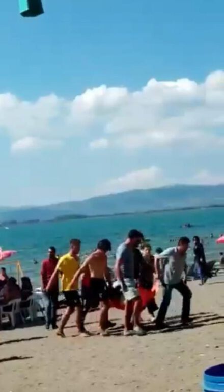 İznik’te boğulmak üzere olan 13 yaşındaki çocuğu cankurtaran kurtardı