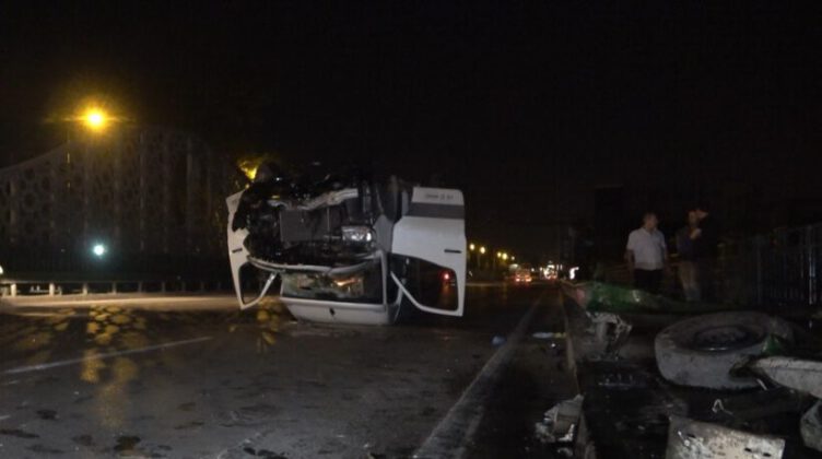 Direksiyon hakimiyetini kaybeden sürücü servis aracıyla ters döndü