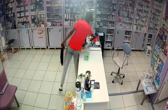 Hasta gibi geldi, sadaka kutusu ve telefonu çaldı