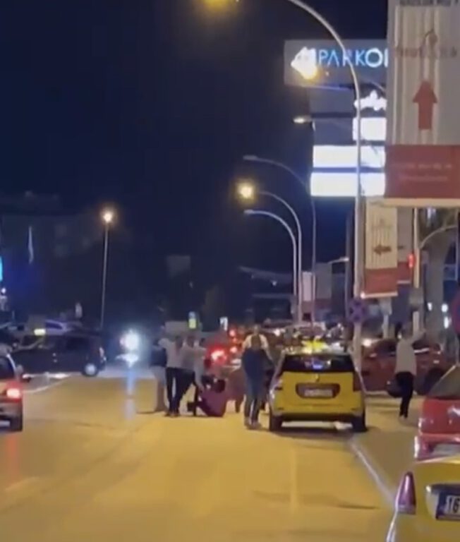 Bursa’da eğlence çıkışı ortalık savaş alanına döndü: Kavga anı kameraya yansıdı
