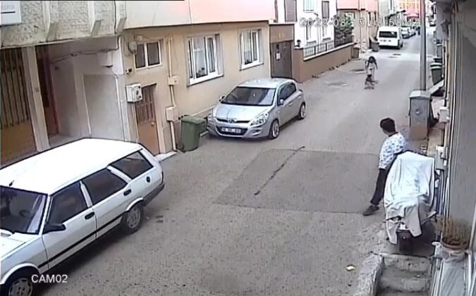 Bursa’da başıboş sokak köpeği kursa giden kız çocuğunu böyle ısırdı