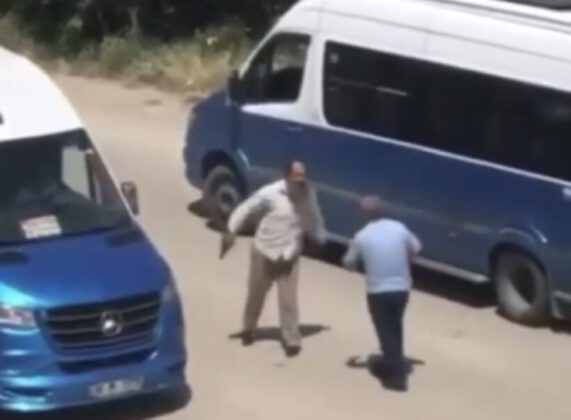 İşçi servisi ile minibüs şoförünün silahlı, sopalı kavgası kamerada