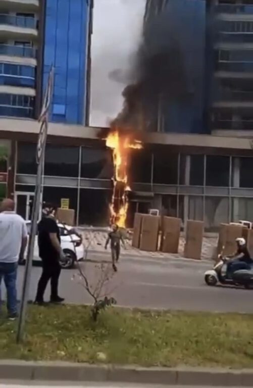 Bursa’da mobilya dükkanı alev alev yandı