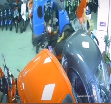 Viteste unutulan motosiklet, mağazada böyle harekete geçti