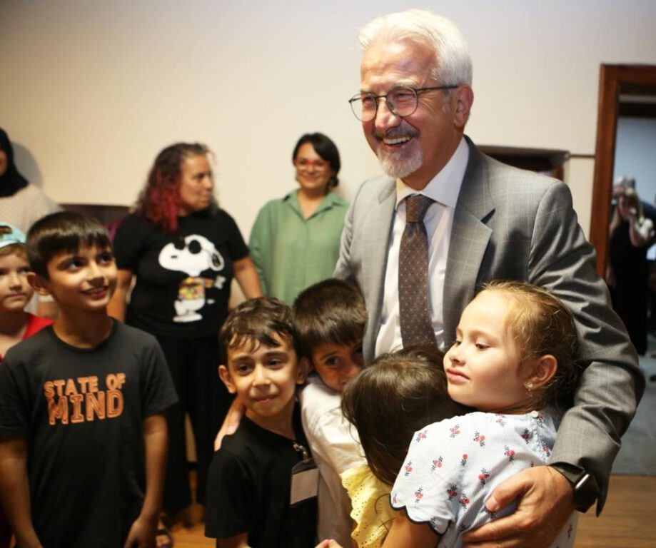 Başkan Erdem, çocuklarla kütüphanede buluştu