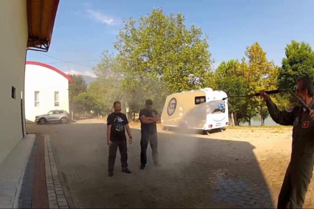 İlk defa kendi başına uçmayı başaran öğrencilerini otomobil gibi yıkadı