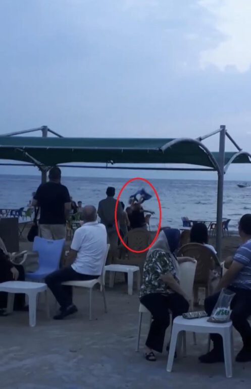 Bursa’da deniz kenarında sandalyeli kavga kameralarda