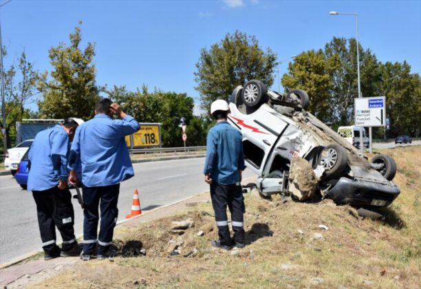 Bursa’da hafif ticari araç takla attı: 1’i ağır 4 yaralı
