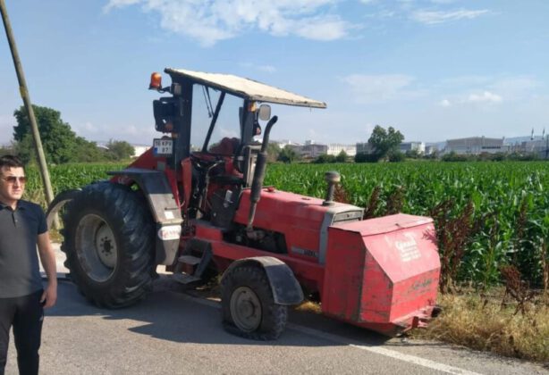 Traktör motosikletlinin üzerinden geçti; o anlar kameraya yansıdı