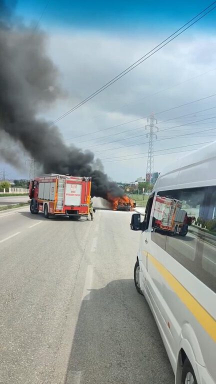 Bursa’da otomobil alev alev yandı, sürücüsü canını zor kurtardı