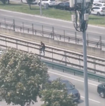 Yolun karşısına geçmek için canını hiçe saydı