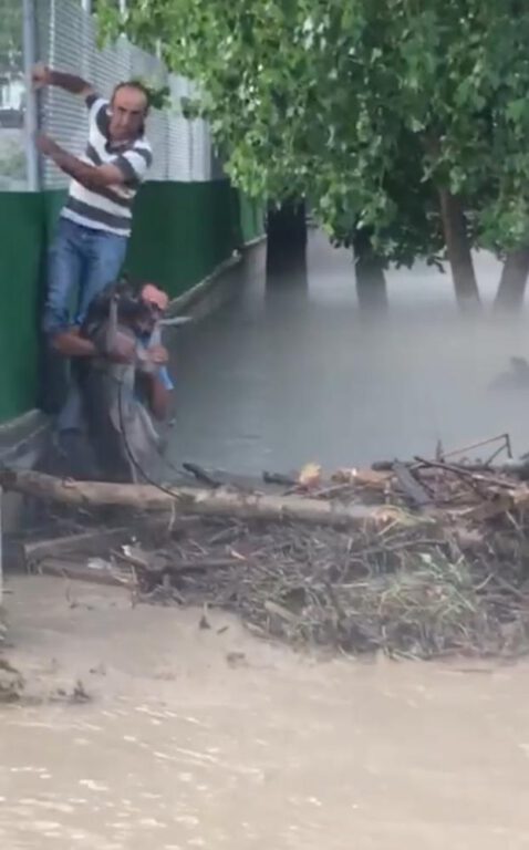 Bursa’da selde mahsur kalan köpeği ekipler kurtardı