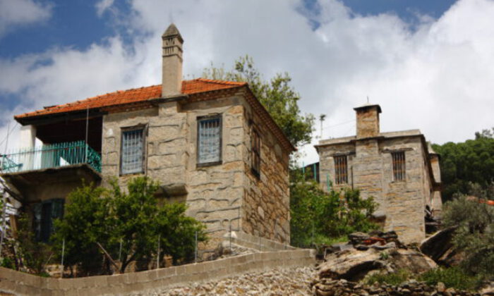 Bursa Gürsu 3.983 m² arsa üzerindeki tek katlı kargir kır evi satılıktır