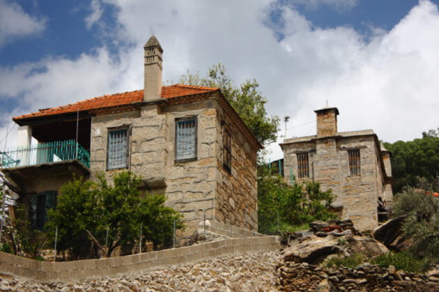 Bursa Gürsu 3.983 m² arsa üzerindeki tek katlı kargir kır evi satılıktır