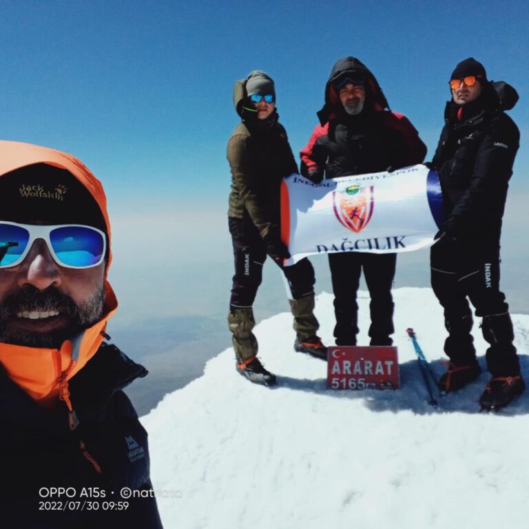 İnegöl Belediyesporlu dağcılar Ağrı zirvesine tırmandı
