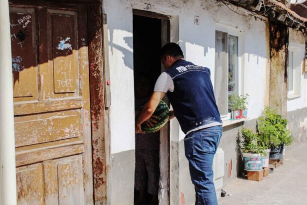 Karacabey’de ihtiyaç sahiplerine 35 ton karpuz dağıtıldı