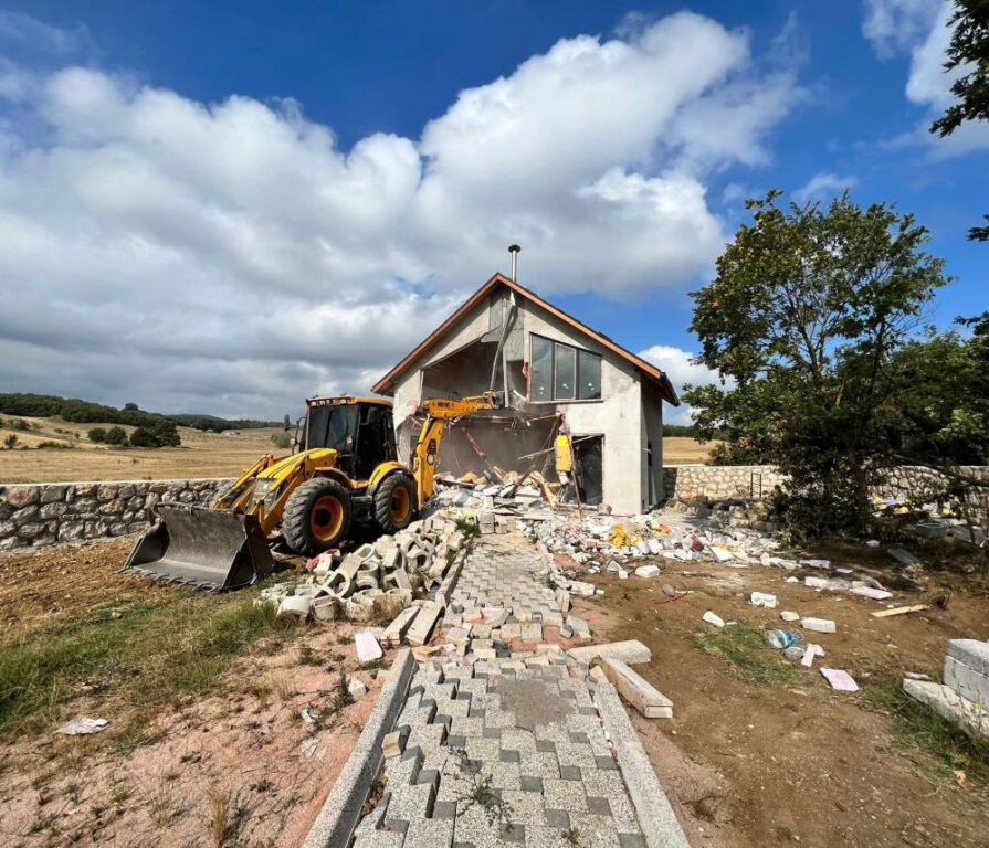 Nilüfer’de tarım arazisine yapılan kaçak yapı yıkıldı