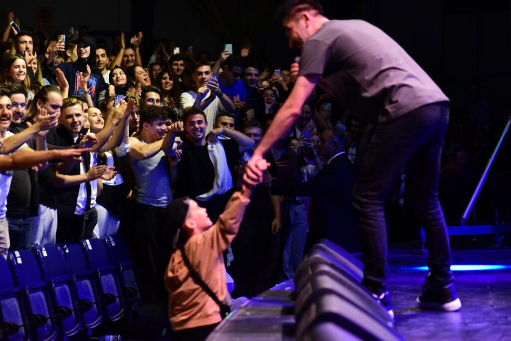 Bursa Sagopa Kajmer’e el verdi