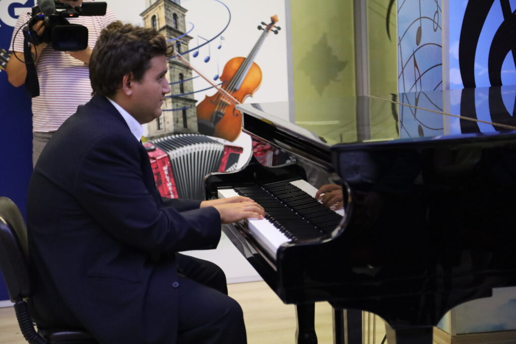 Otizmli Taylan’dan piyano resitali